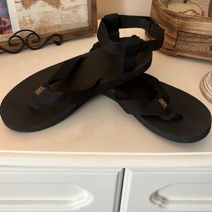 Teva women’s black sandals like new condition